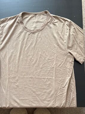 Men's lulu lemon T-shirt